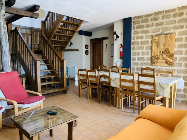 Sala de estar con mesa 