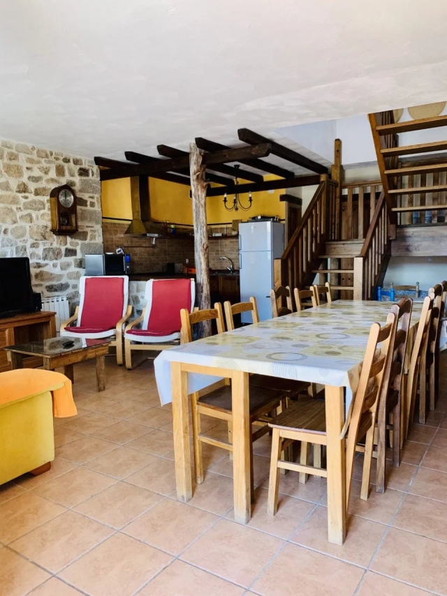 Sala de estar con mesa 