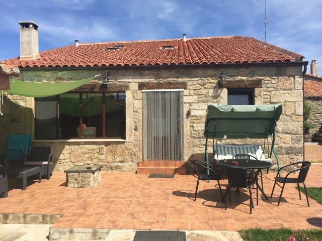 Amplia entrada con patio