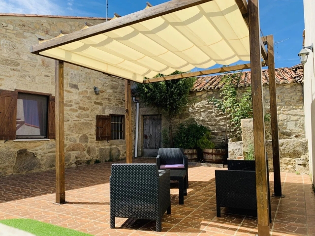 Amplio exterior con sillas