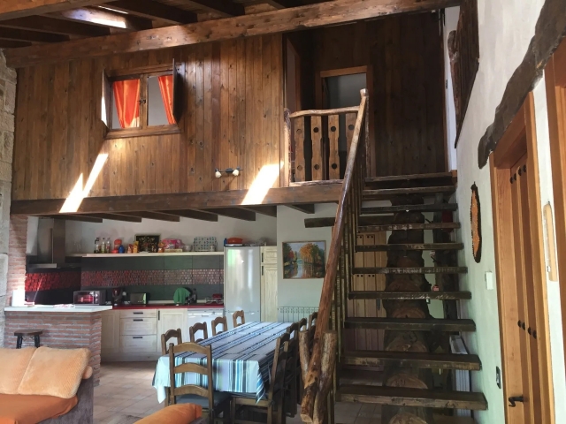 Cocina y escaleras al lado