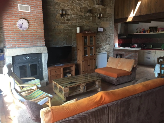 Sala amplia con chimenea