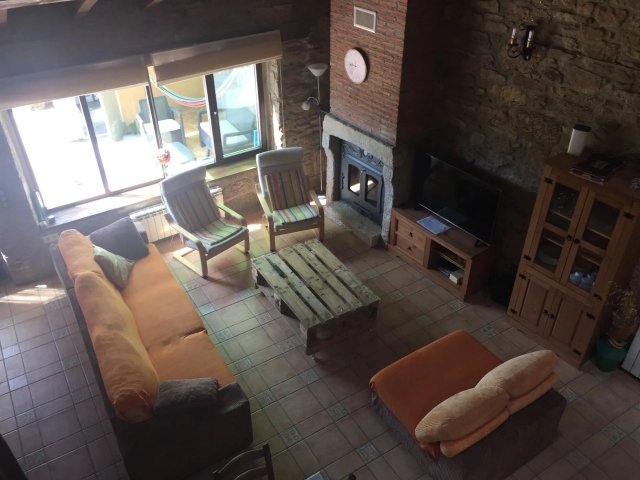 Sala amplia con chimenea 