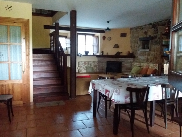 salon comedor y escalera