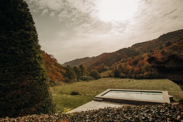Amplia piscina con jardines
