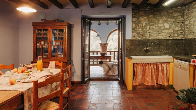 Cocina amplia con mesa 