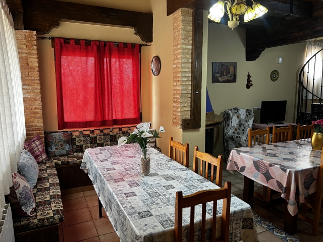 Salon con mesa y sillas