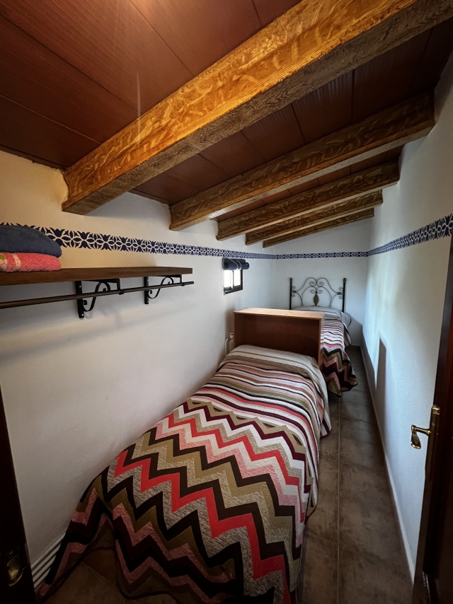 Dormitorio y una cama