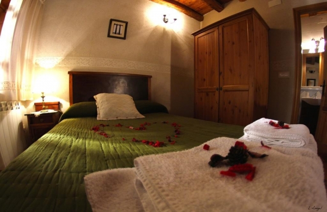 Dormitorio amplio con toalla