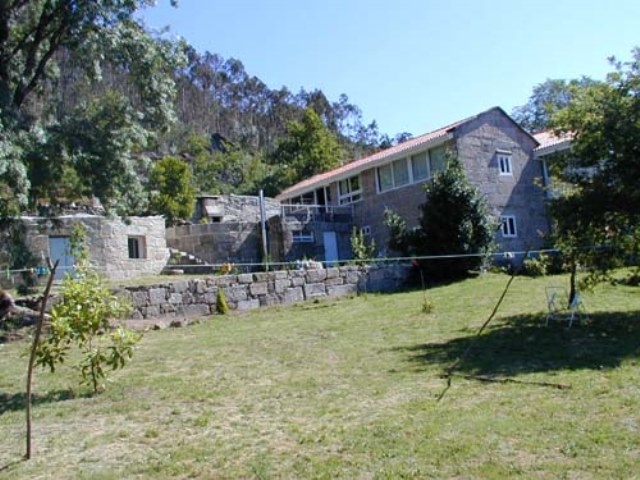 Con amplios jardines