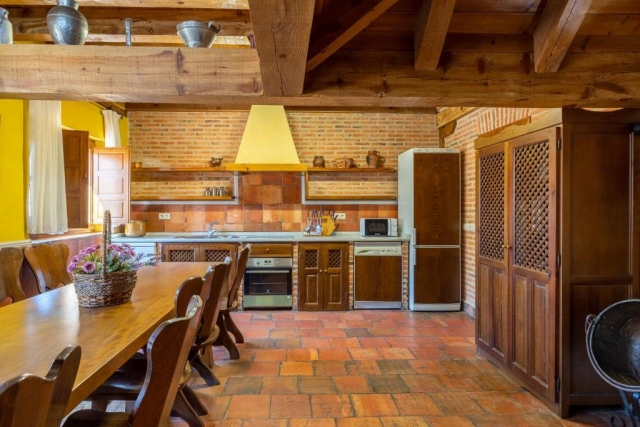 1 Cocina amplia con mesa