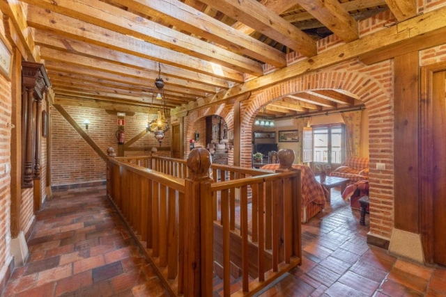 1 Sala amplia y escaleras 