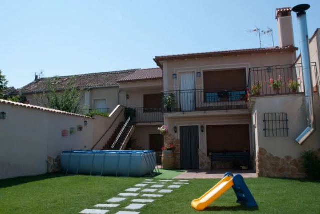 Amplio exterior con juegos