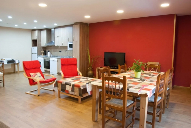 Cocina en rojo y mesa 