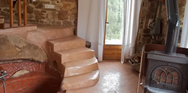 La banera esta junto a la escalera