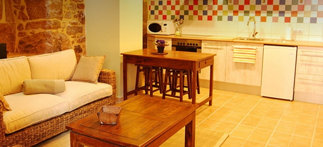 Cocina con comedor dentro del apartamento