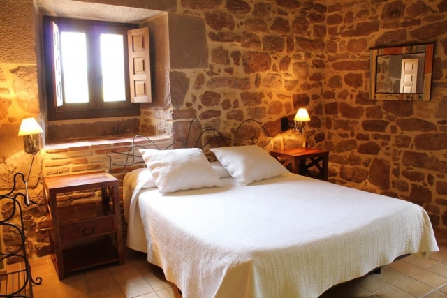 Dormitorio amplio con cama