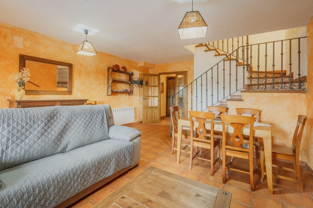 Sala de estar con mesa 
