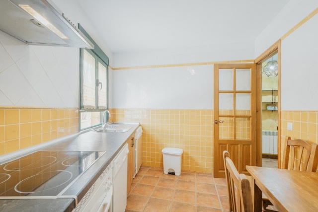 Cocina completa con mesa