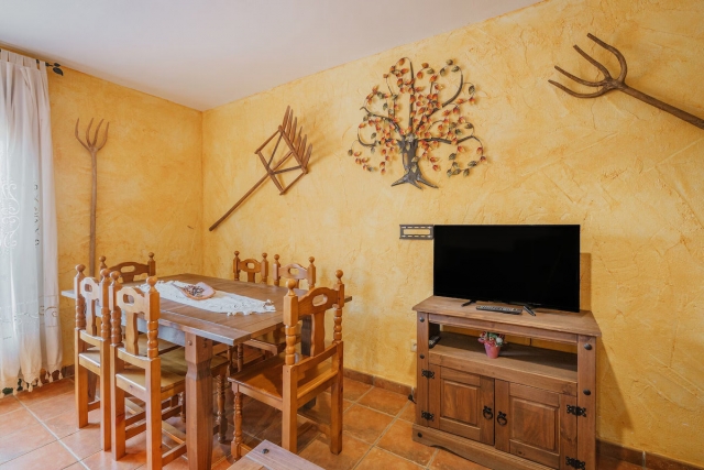 Sala amplia con una mesa