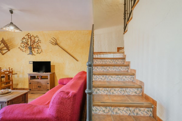 Sala amplia y escaleras