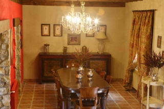 Comedor muy amplio con mesa de madera