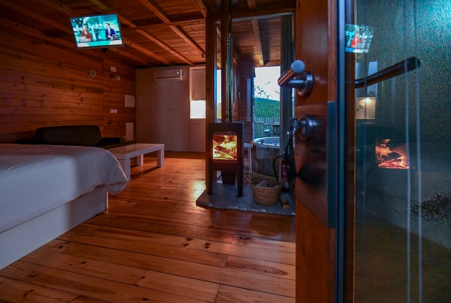Alban cama con chimenea