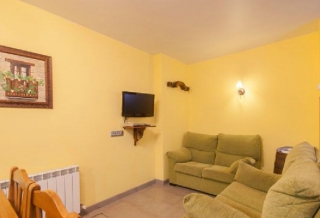 Salón comedor con televisor de plasma