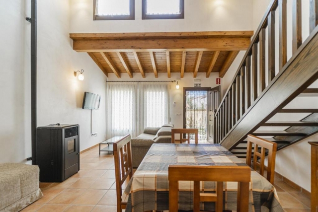 Sala amplia con mesa