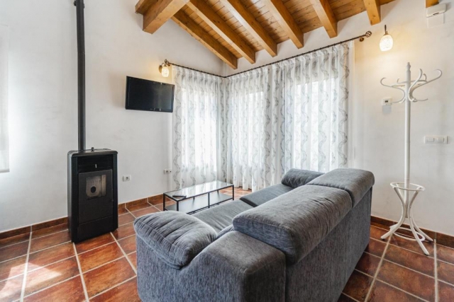 Sala amplia y chimenea