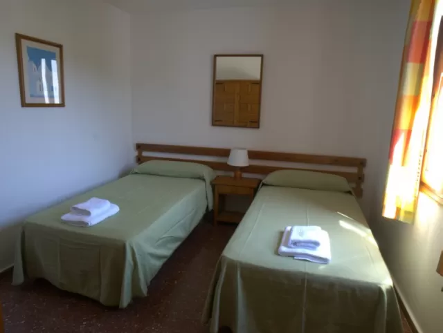 Dormitorio con dos camas separadas