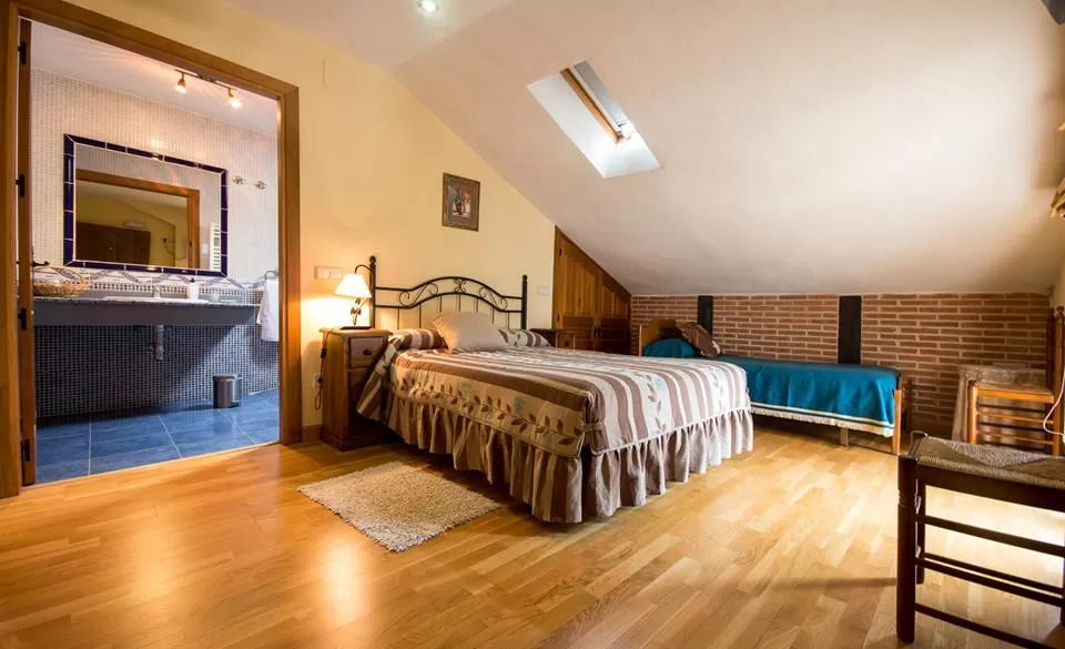 Dormitorio con balcón