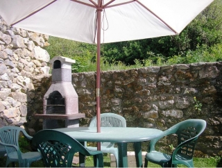 Jardín con barbacoa