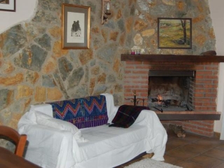 Salón con sofá y chimenea