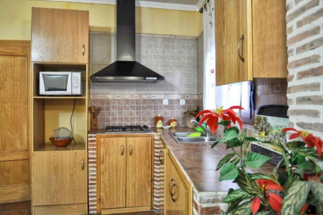 Cocina amplia con armarios 