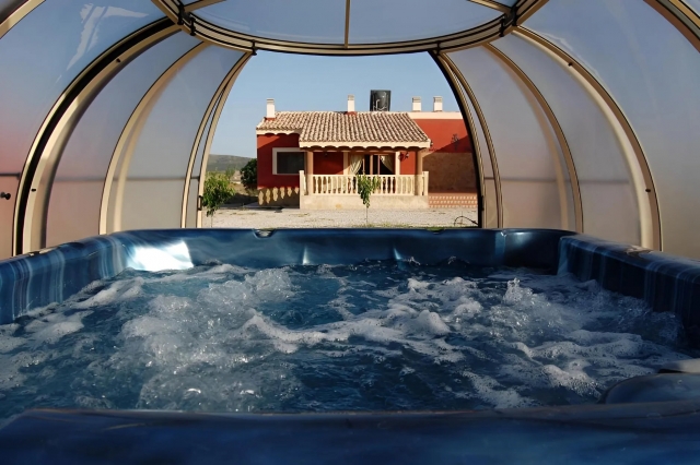 Amplio jacuzzi exterior 