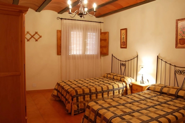 Dormitorio doble con mesilla