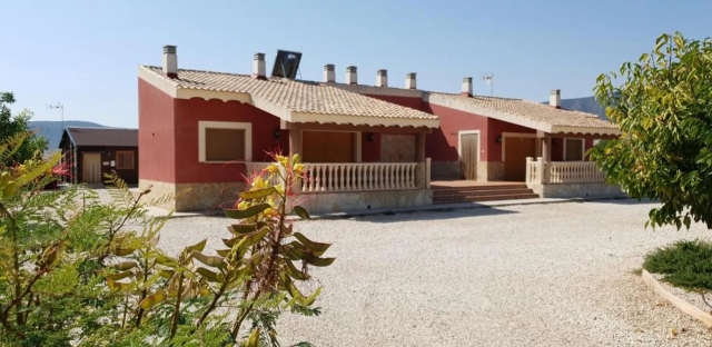Amplio patio con casas