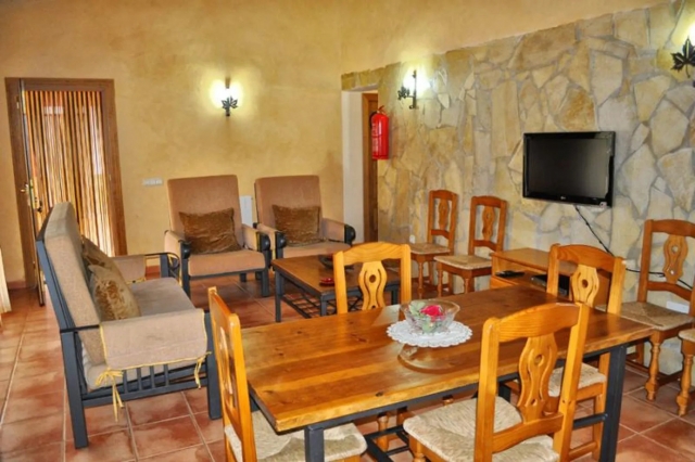 Sala amplia con detalles