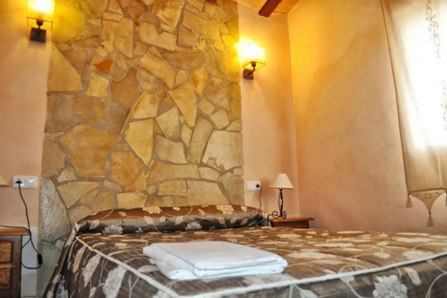 Dormitorio amplio y cama 
