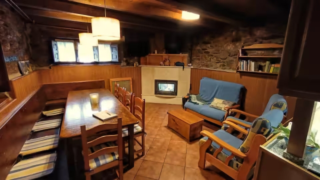Sala amplia con chimenea