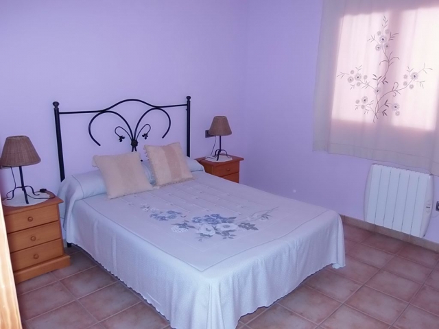 Dormitorio con cama de matrimonio