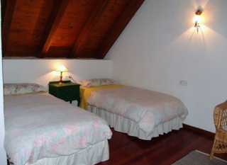 Buhardilla con camas únicas