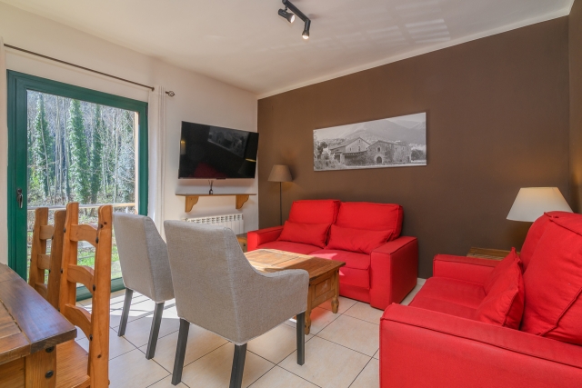 Salon con mesa y vistas