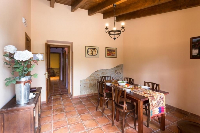 Comedor con mesa de madera