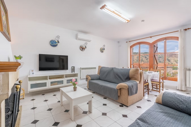 Sala amplia con chimenea 