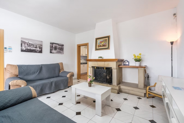 Sala amplia con chimenea