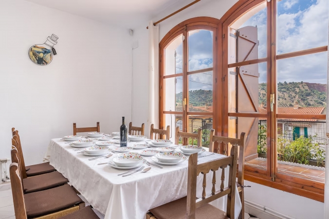 Sala de estar con mesa