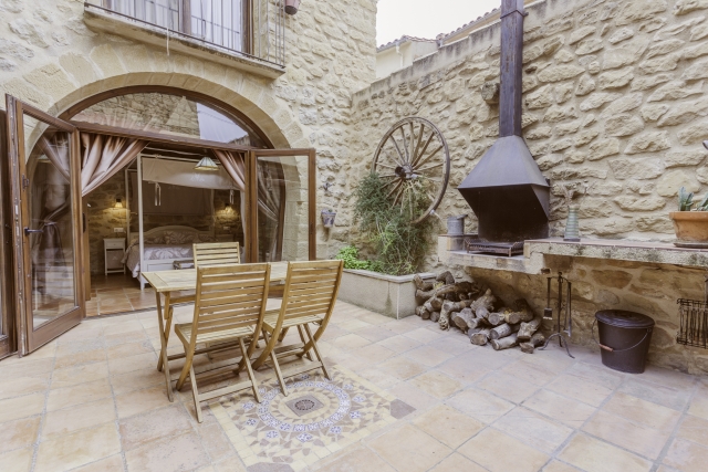 Patio del alojamiento con barbacoa