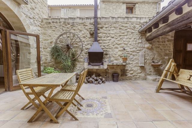 Patio del alojamiento con barbacoa